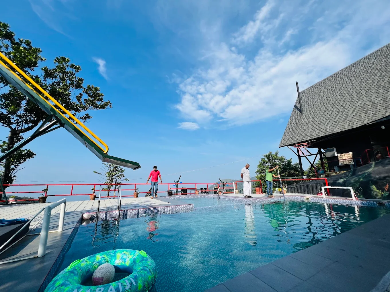 Foggy Thrills Resort — photo 2 of 3
